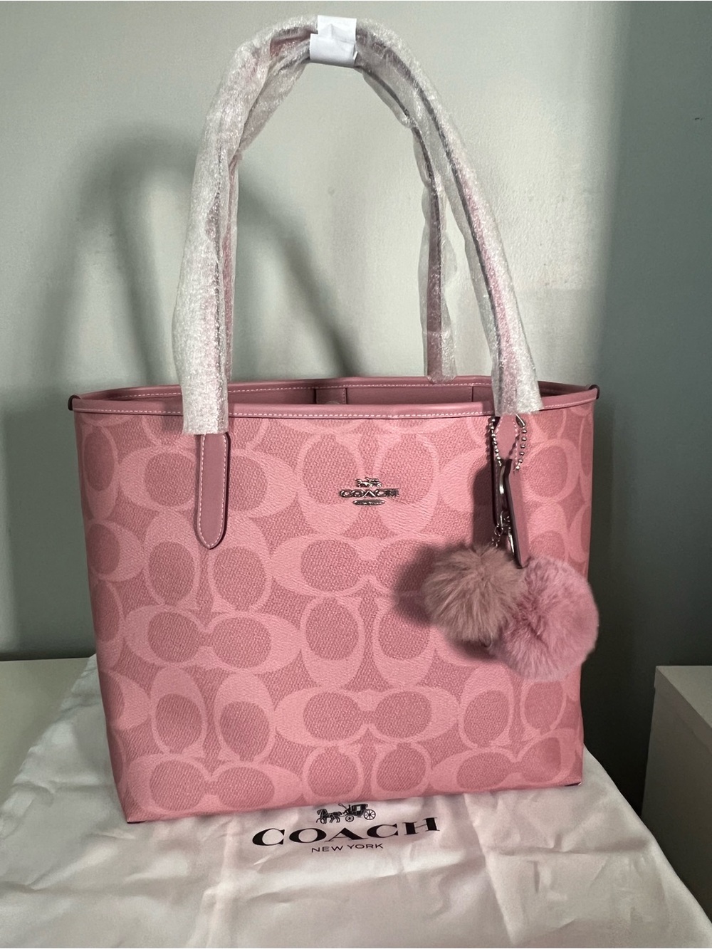 COACH CITY TOTE IN SIGNATURE CANVAS IN POWDER
PINK COLOR
(COACH CAL49)